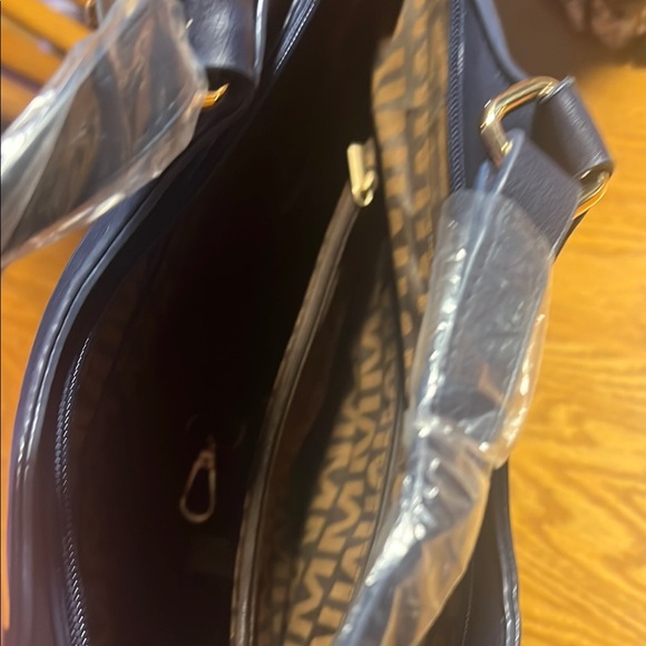 Mia K Collection - Picture 3 of 3